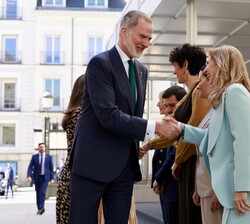 Sus Majestades los Reyes son recibidos por la vicepresidenta segunda del Consejo Estatal del Pueblo Gitano y presidenta de la Federación Nacional de A
